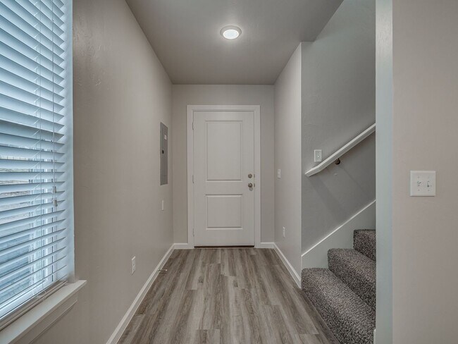Building Photo - Very Nice 4 Bedroom 2 Bath Duplex in Oakda...