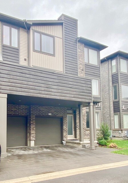 Building Photo - Hyde Park * 3 Bdrm Double Car Garage * 3 Level * MAY 1st