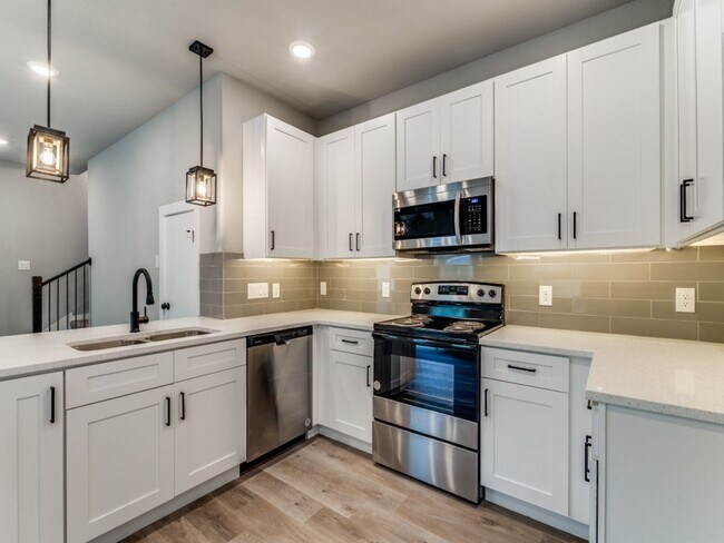 Foto del edificio - 3636-3638 Frazier Ct