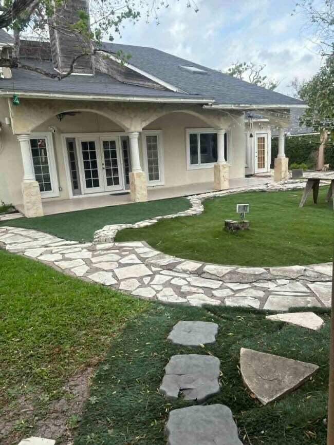 Foto del edificio - 3110 Jacaranda Dr