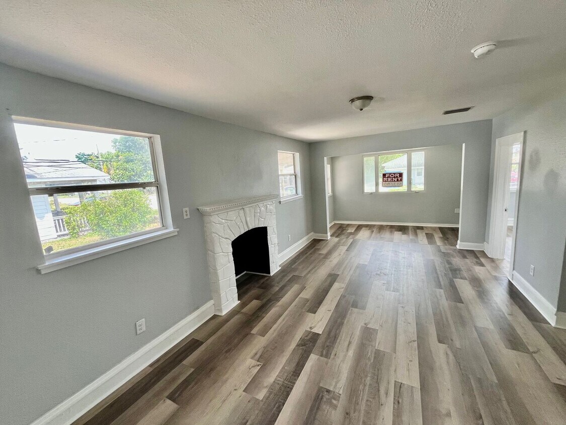 Foto principal - TOTALLY REMODELED Spacious 3BR/1BA Lakelan...