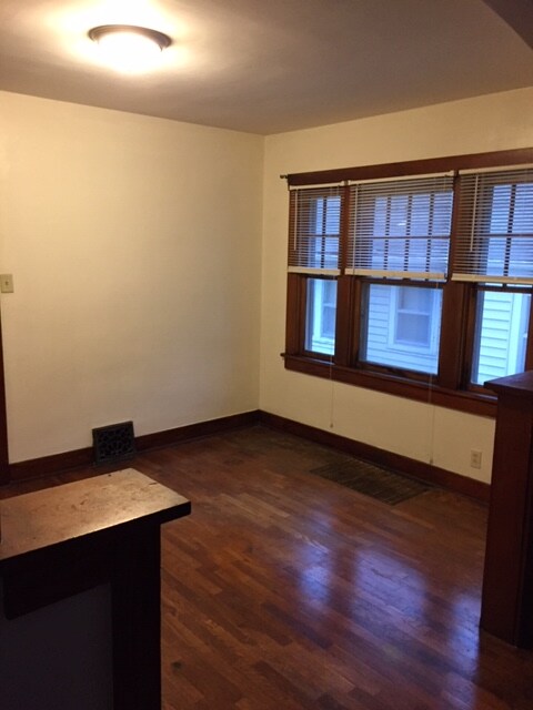 Building Photo - 134 NW Quinton Ave