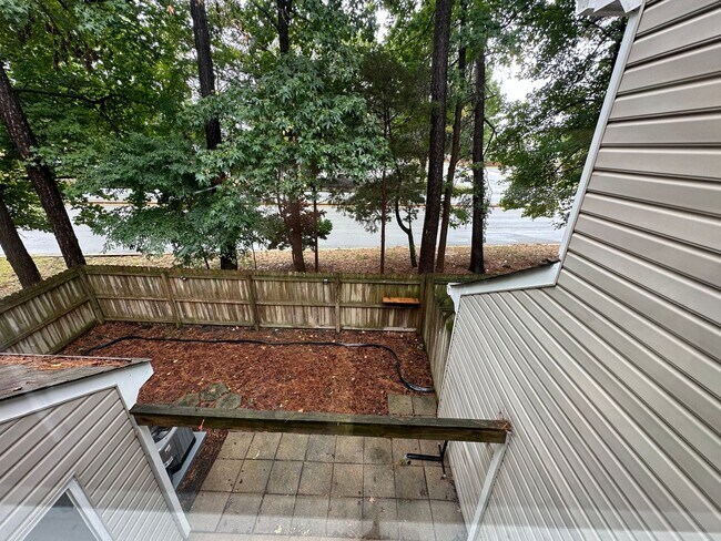 Foto del edificio - 3 Bedroom 2 Bath End Unit!