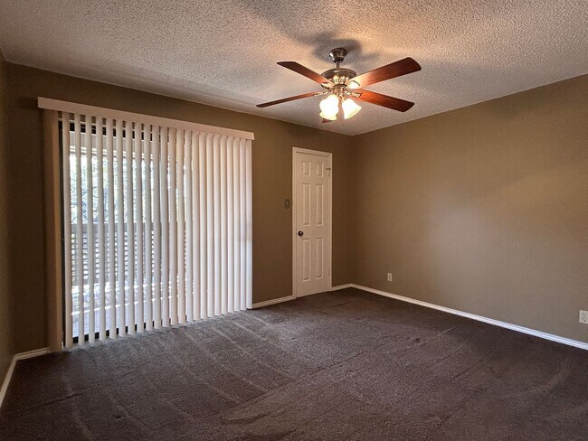 Foto del edificio - Charming 2BR Condo with Vaulted Ceilings, Fireplace & Pool Access