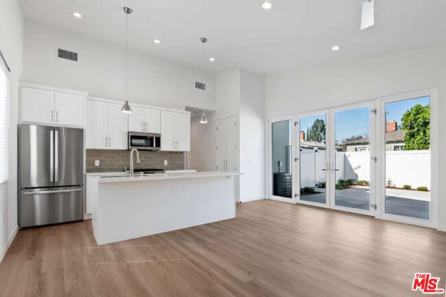 Foto del edificio - 15912 Vose St