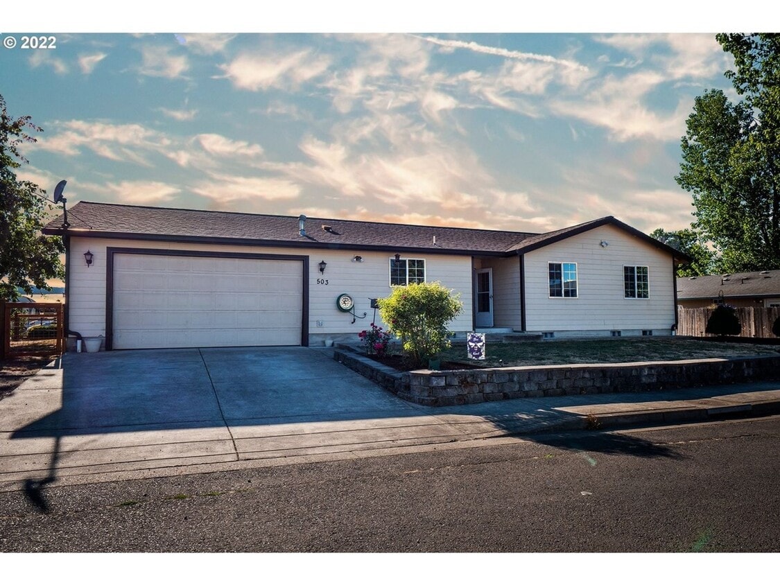 Primary Photo - Spacious Home in Creswell