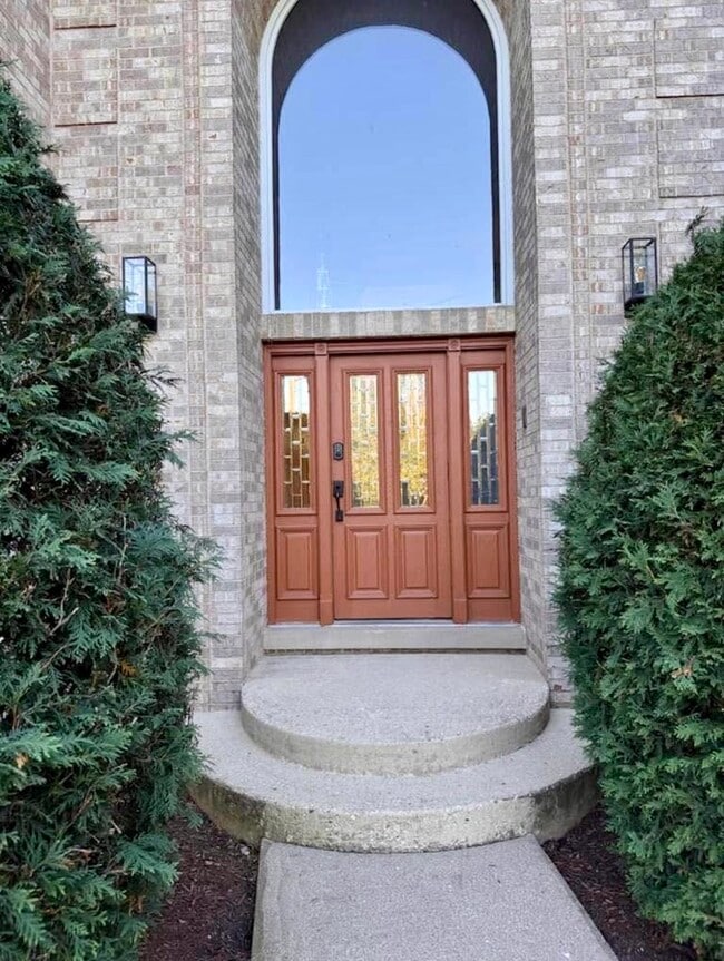 Building Photo - 8S210 Stonehedge Dr