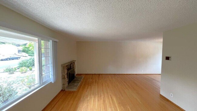 Foto del edificio - Nice 4 bedroom 2 bathroom home with sparkl...