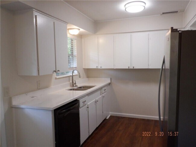 Building Photo - 5002 Suburban Dr