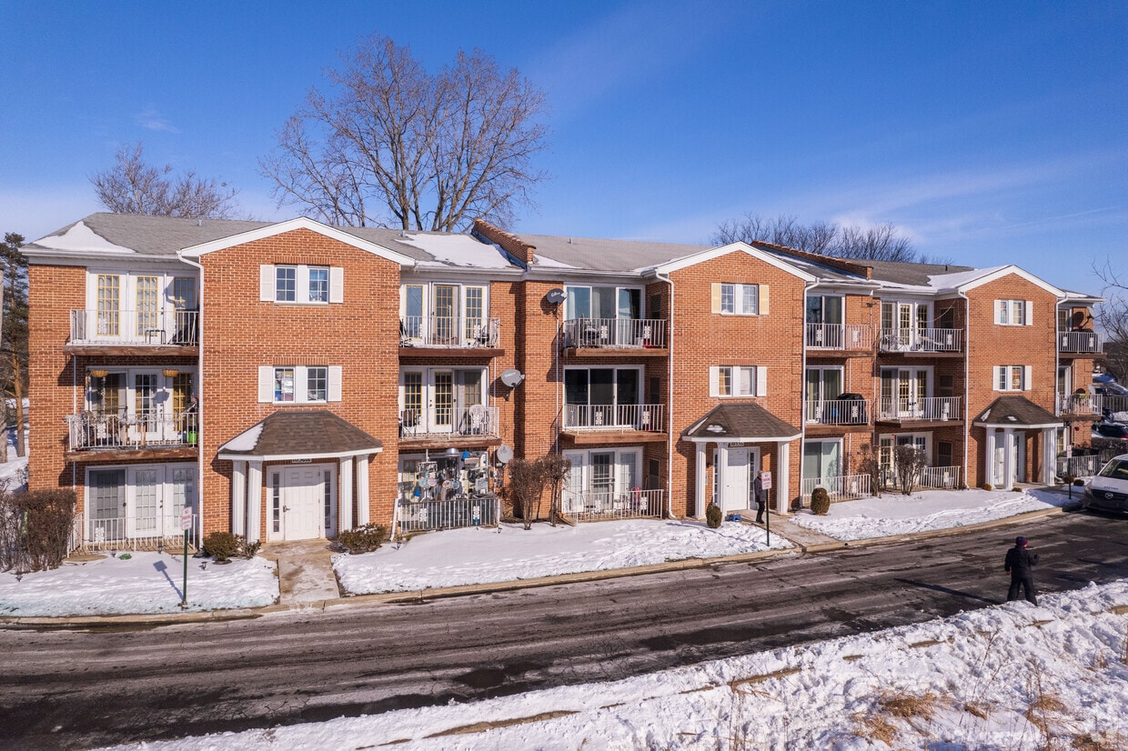 10337 Dearlove Rd, Glenview, IL 60025 Apartments in Glenview, IL