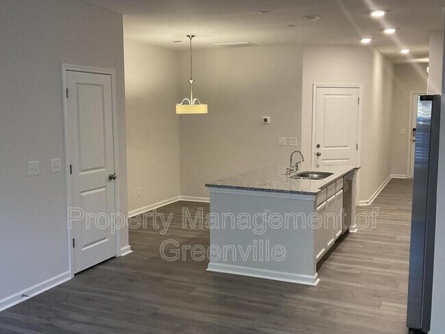 Foto del edificio - 112 Crestwind Dr