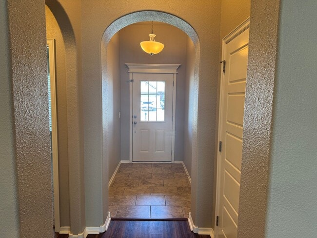 Building Photo - 4 bed, 2 bath, 3 car garage!