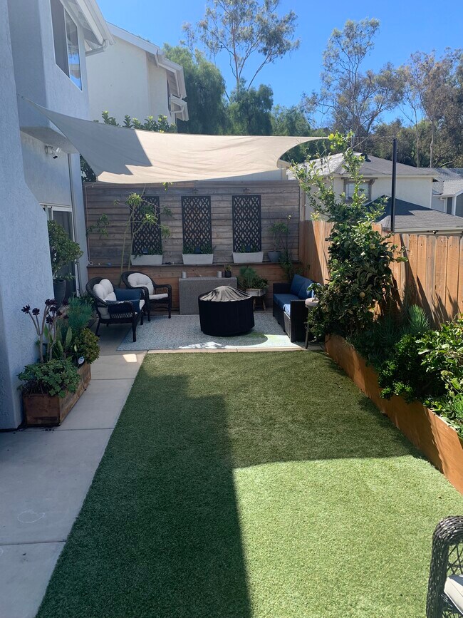 Foto del edificio - 2406 Maravilla Way