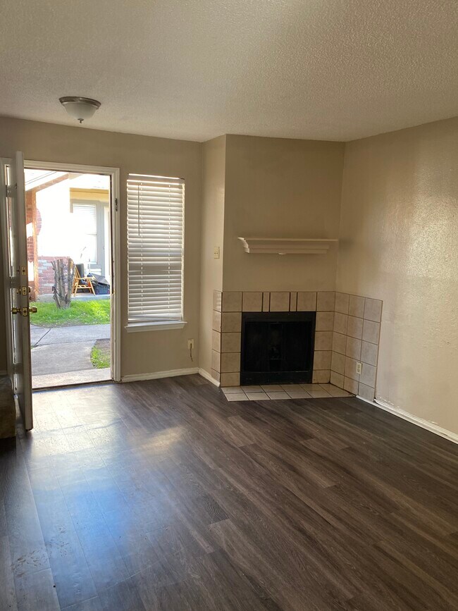 Hogar - 10619 Starcrest Dr