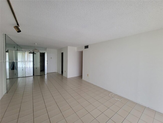 Building Photo - 2500 NE 135th St
