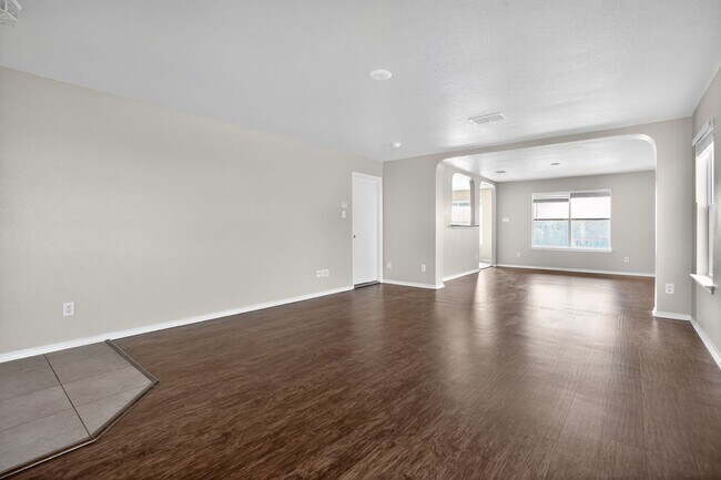 Foto del edificio - Beautiful 3-Bedroom Home With Large Privat...