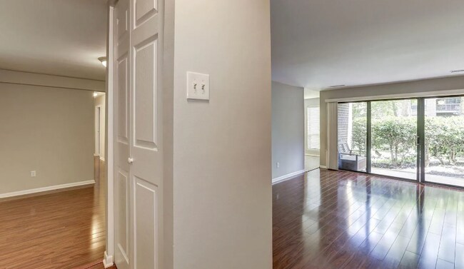 Foto del edificio - 11228 Chestnut Grove Square