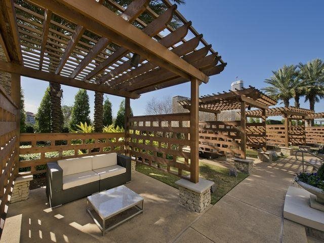 Foto del edificio - All Quiet in This 3 Bedroom Apartment