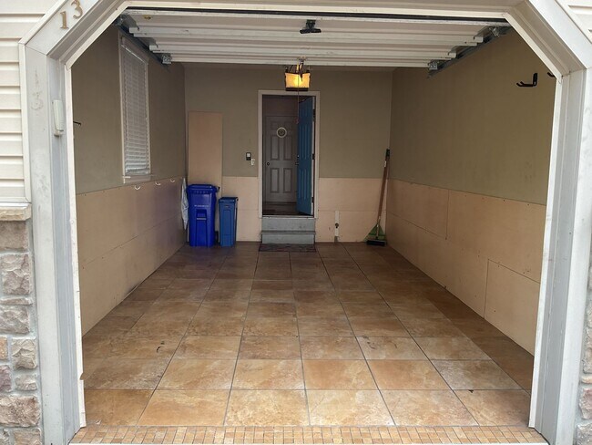 Building Photo - 13 Lismore Pl