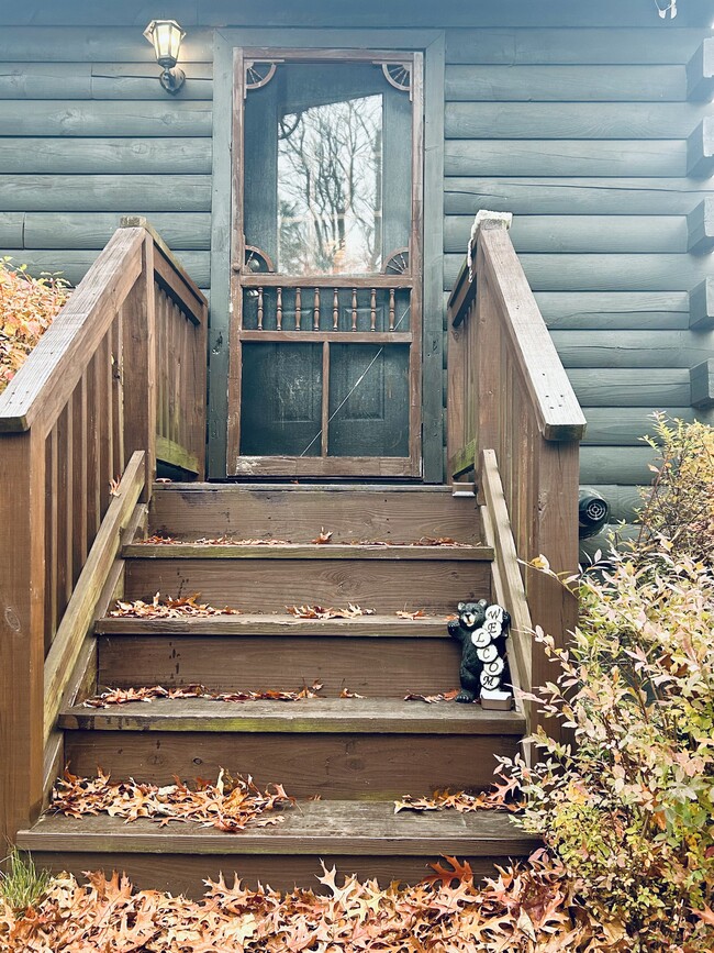 Your own entrance - 93 Shepard Ave