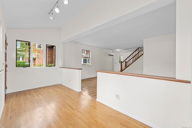 Building Photo - 122 Longworth Ave
