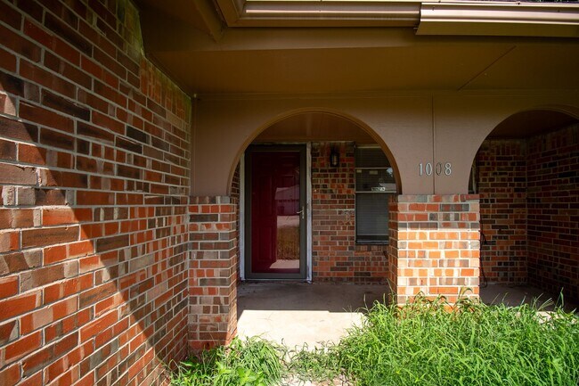 Building Photo - 3 Bed 1 Bath in Midwest City! Half off on ...
