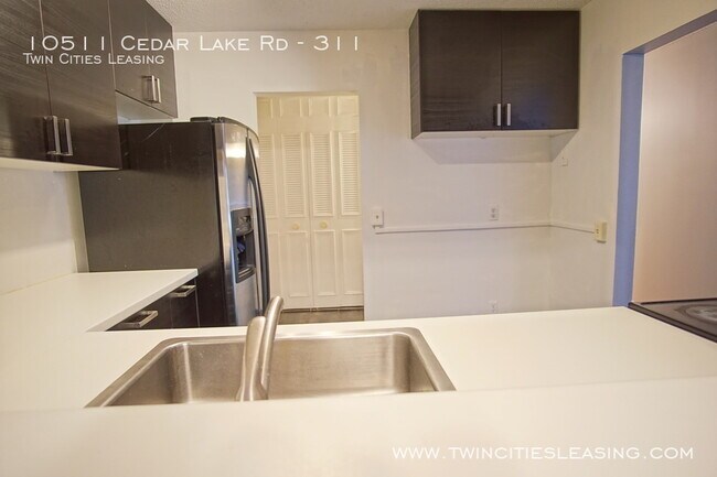 Foto del edificio - 10511 Cedar Lake Rd