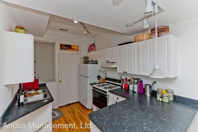 Building Photo - 1900 W Berteau Ave