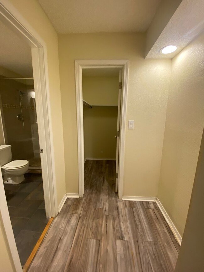 Foto del edificio - 3 bed 2 bath 2 car garage house, freshly repainted