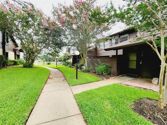 Foto del edificio - 2611 Grants Lake Blvd
