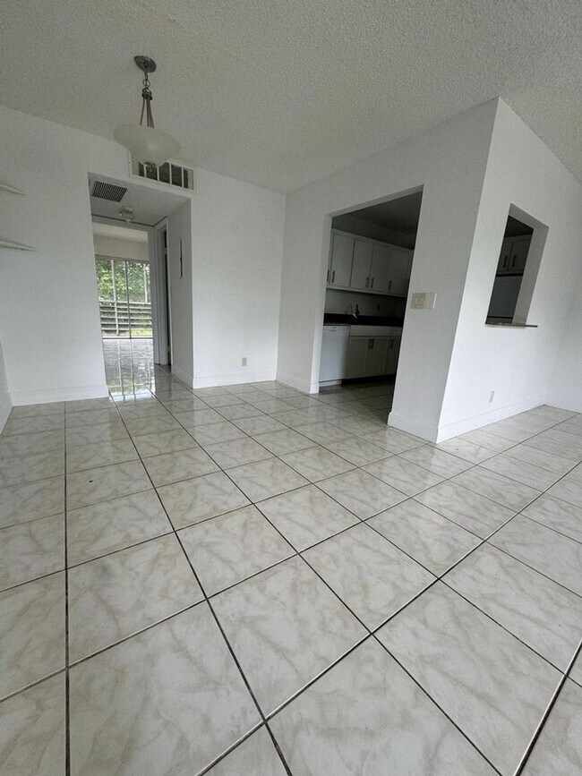 Building Photo - Spacious 1 bedroom 1.5 bath condo
