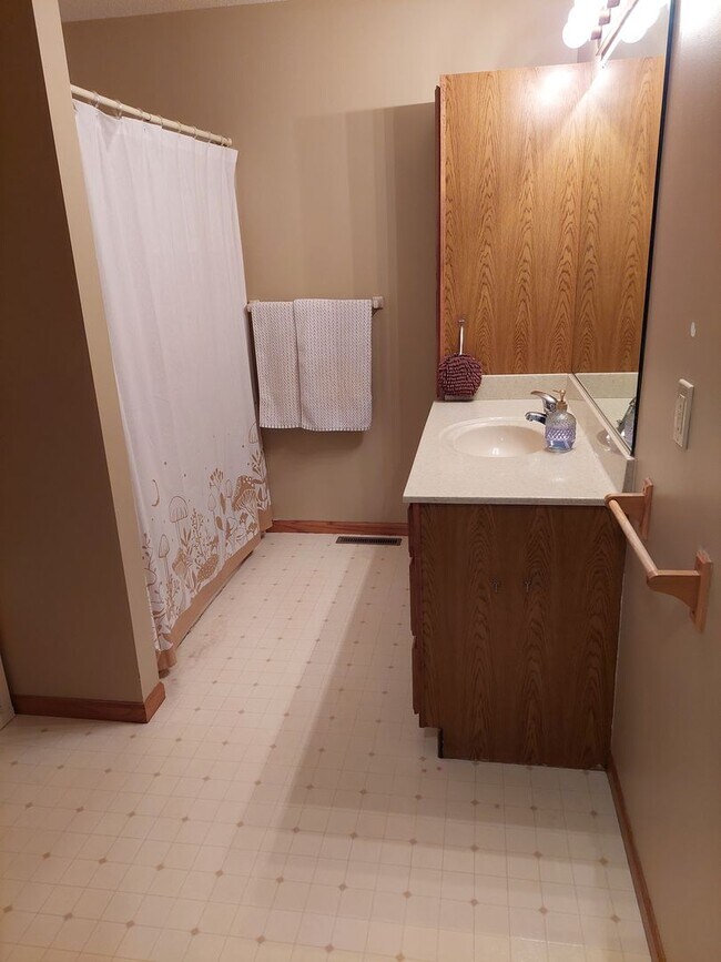 Building Photo - Well Maintained Apartment in Quiet Neighbo...