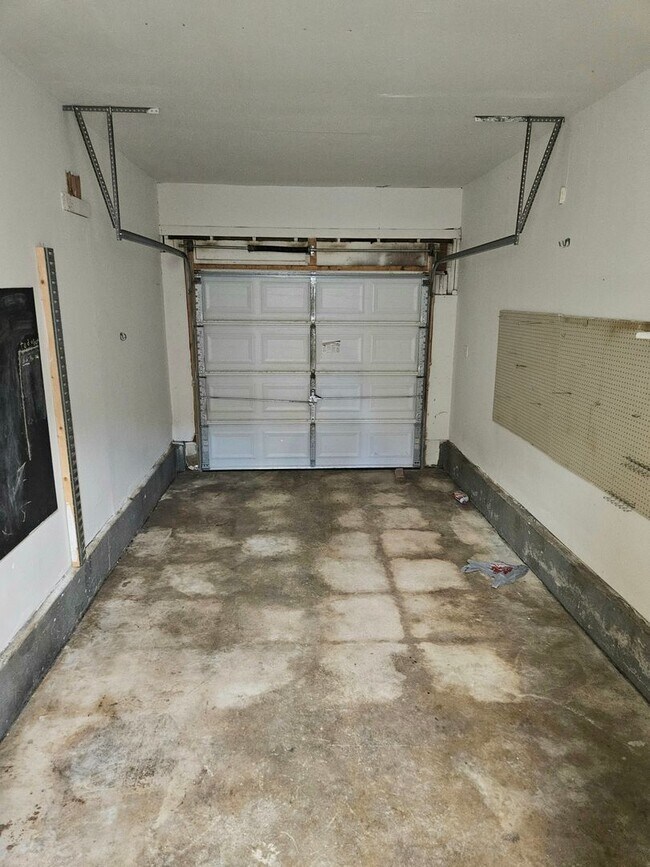 Foto del edificio - 3 BEDROOM AVAILABLE NOW!