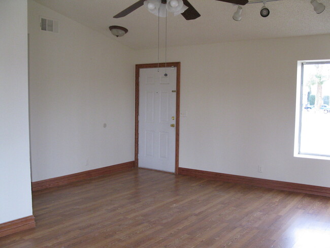 Building Photo - Beautiful  3 bedroom,2 bath,2 car garage h...