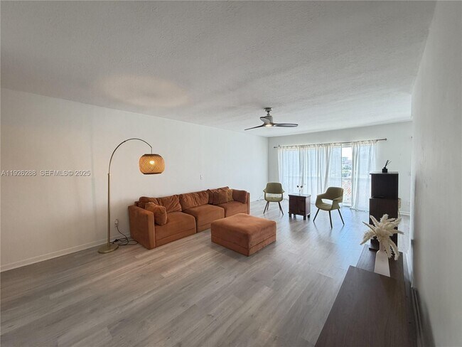 Foto del edificio - 9700 E Bay Harbor Dr