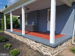 Building Photo - 449 Roslyn Ave