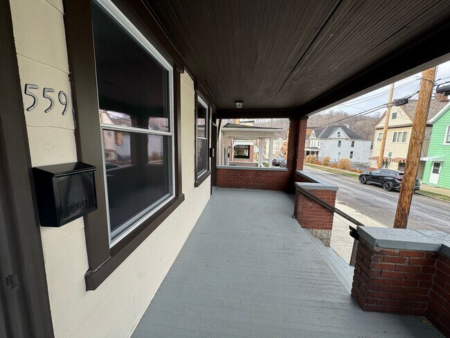 Foto del edificio - Renovated 3/1 Duplex In The Heart Of Pitcairn!! Available Now!