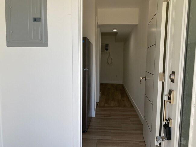 Building Photo - Chic & Private Ground-Level Studio | Priva...