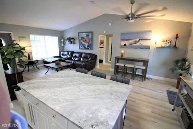 Foto del edificio - 3 br, 2 bath House - 147 NW 10th Ave
