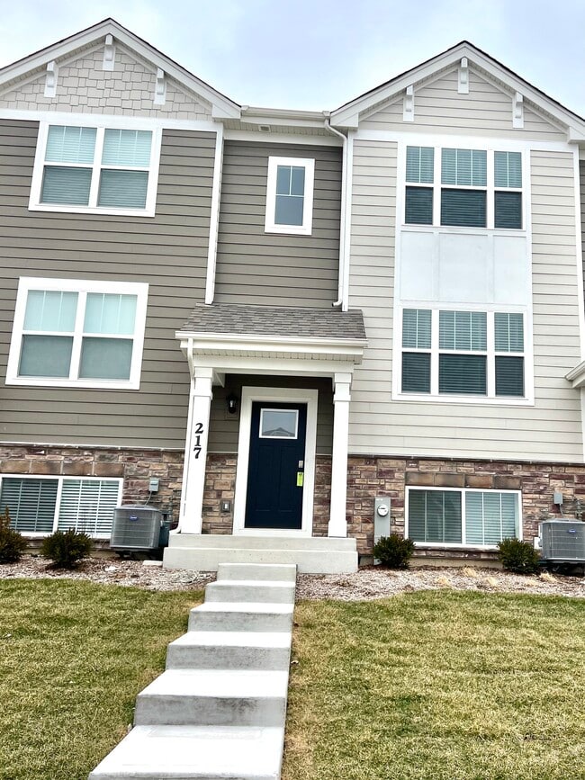 Building Photo - 217 Goldenrod Dr