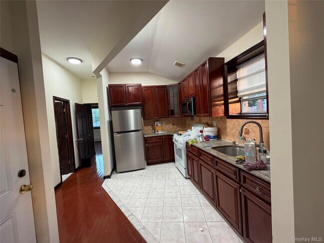 Foto del edificio - 84-40 102nd Ave