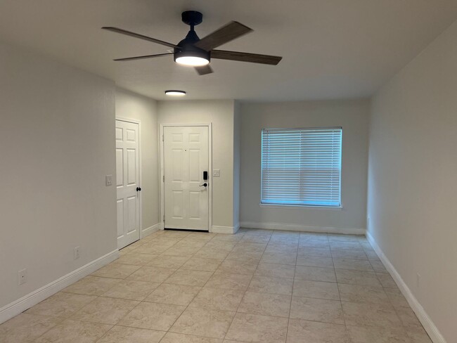 Building Photo - Gorgeous Remodeled First Floor Condo at Pl...