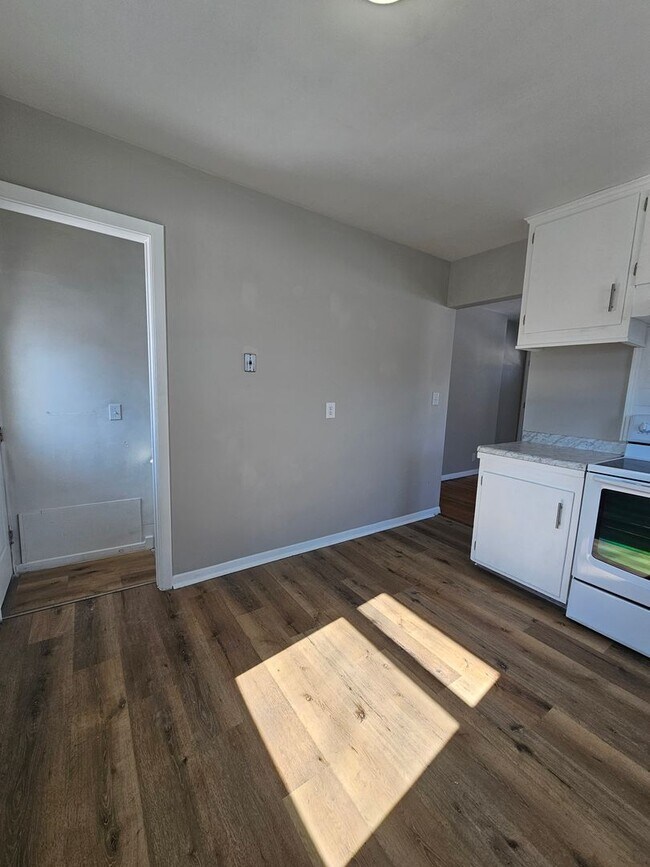 Foto del edificio - There is a $25 fee per application and everyone over 18 needs to fill out their own application.