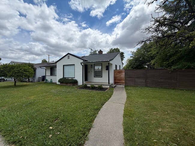 Building Photo - 3 Bedroom | 1.5 Bathroom | Single-Family Home