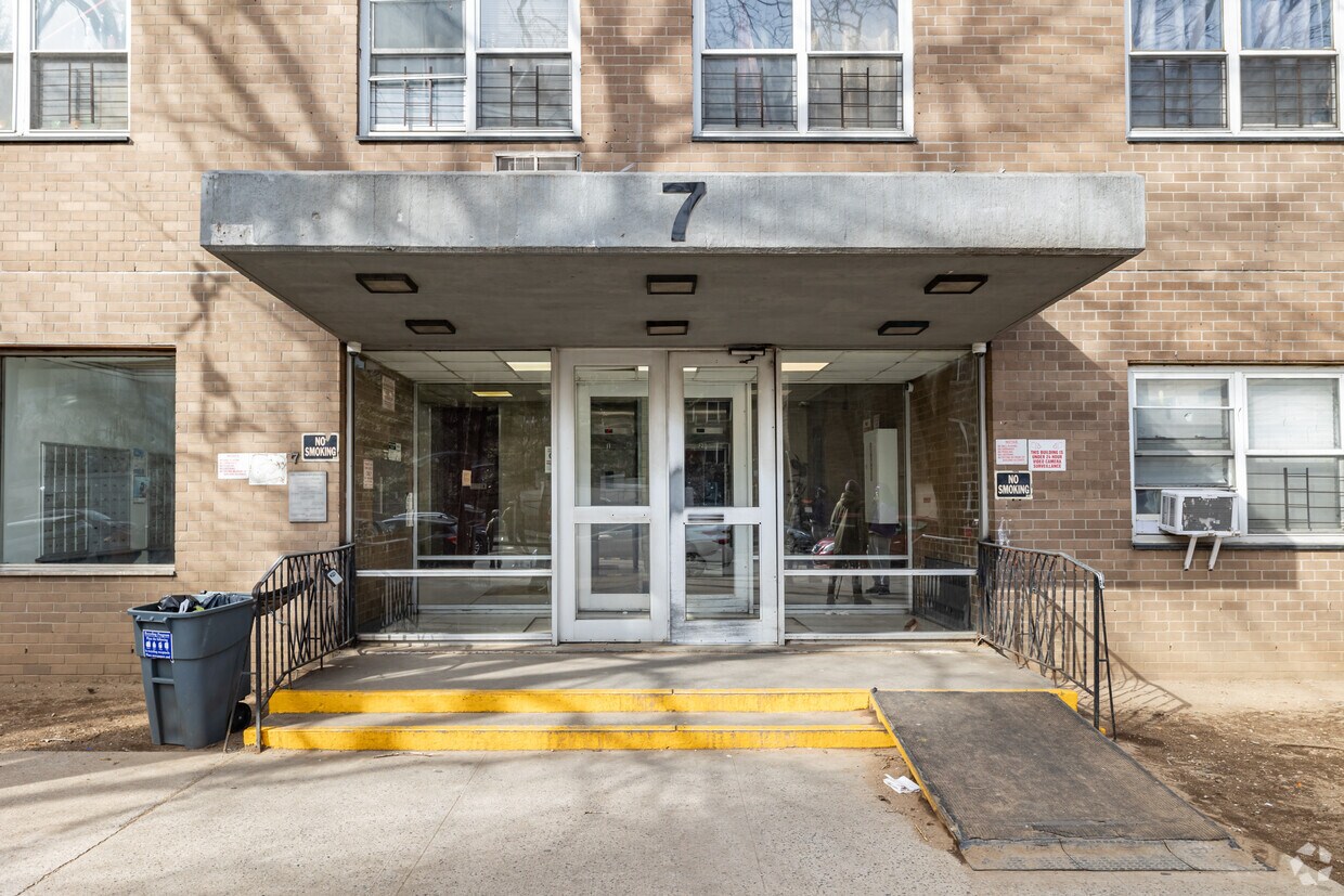 Entrada - Hegeman Avenue House
