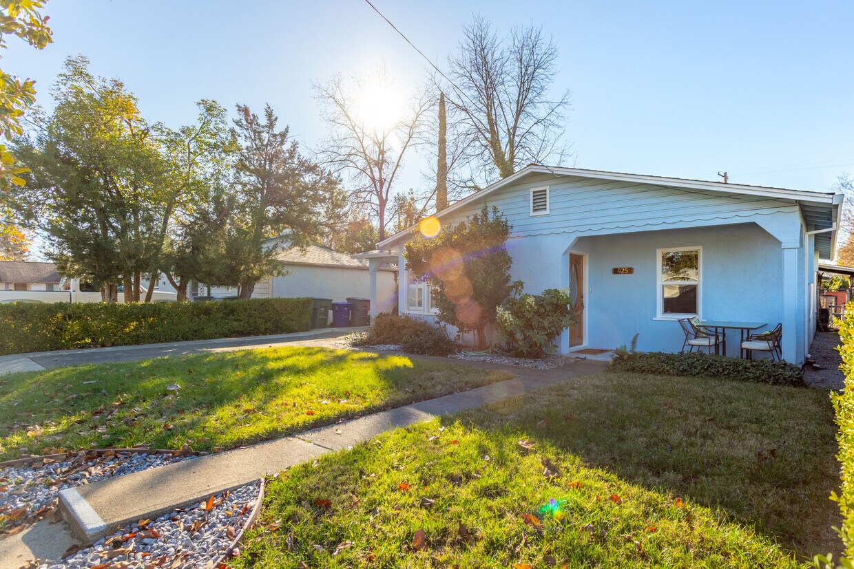 Front - 925 Gold St