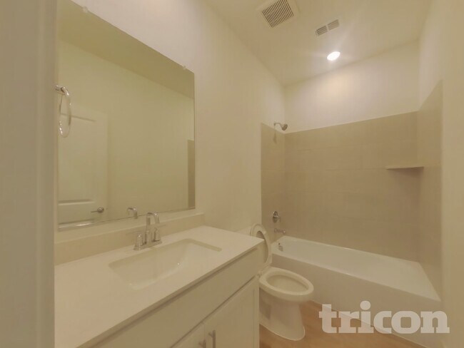 Building Photo - 448 Lone Star Dr