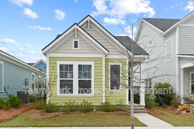 Building Photo - 553 Sound Dr