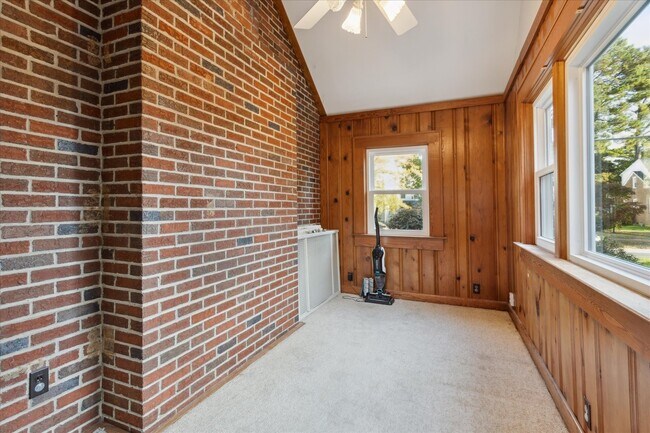 Building Photo - 211 Sinclair St