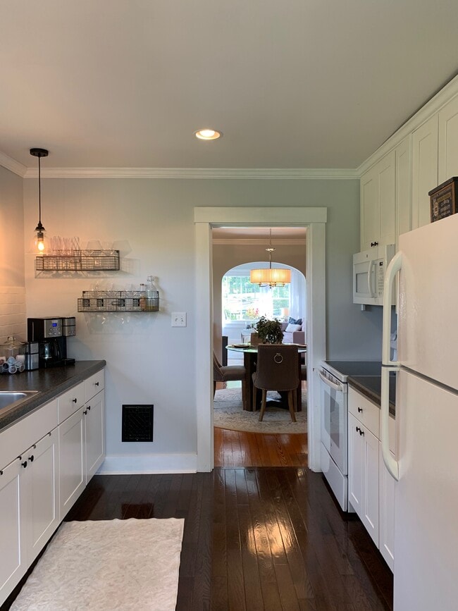 Kitchen - 108 W Ingomar Rd
